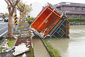 屋倒、招牌掉　走石「掃射」車窗