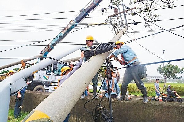  台電針對倒伏電線桿進行緊急搶修。（聯合報記者林縉明／攝影）