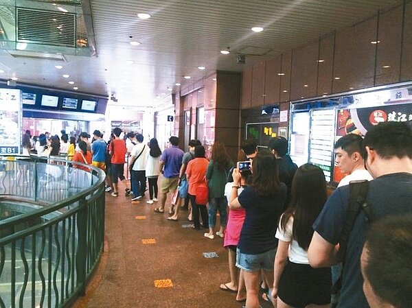 桃園市昨天無風無雨，民眾賺到颱風假，中壢威尼斯影城外湧現排隊買電影票人潮。（聯合報記者呂筱蟬／攝影）