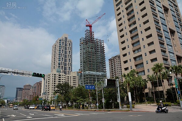 信義路象山站旁的琢白建案。(好房網News記者 陳韋帆/攝影)