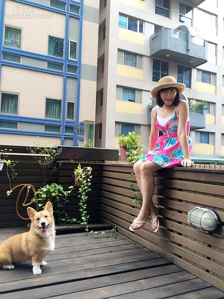 7.10坪的大露台,是Tina與愛犬最喜歡的角落。