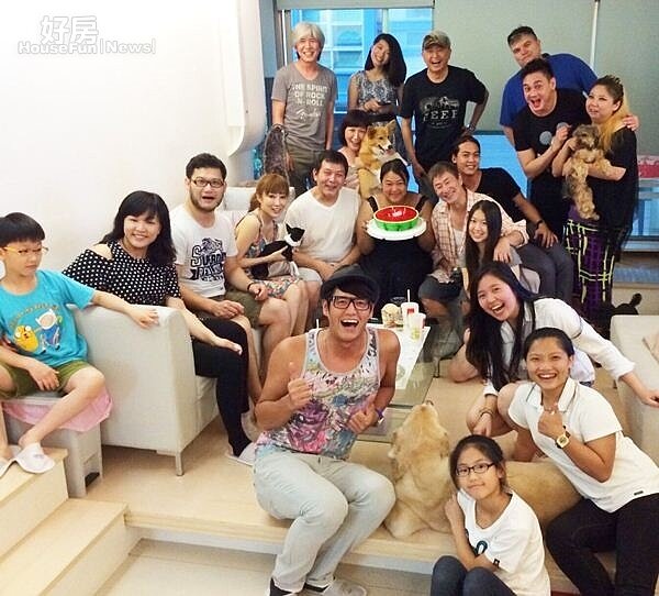 5.客廳相當寬敞,之前圈內好友與藝人為Tina慶生,十分熱鬧。