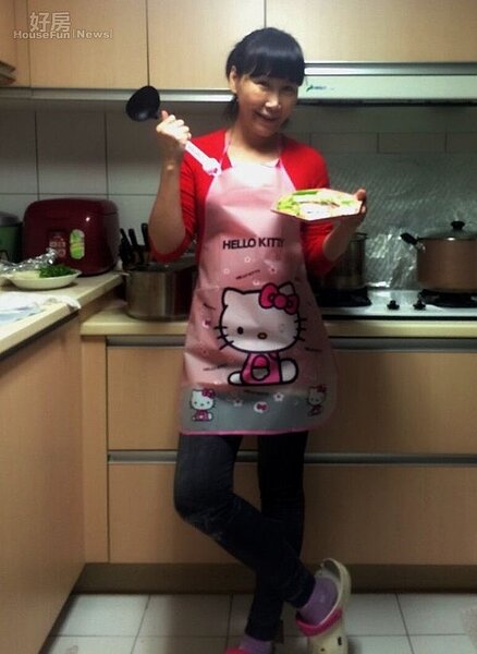 6.一樓還有間廚房,Tina喜歡下廚,身上的圍裙是她最鍾愛的收藏。