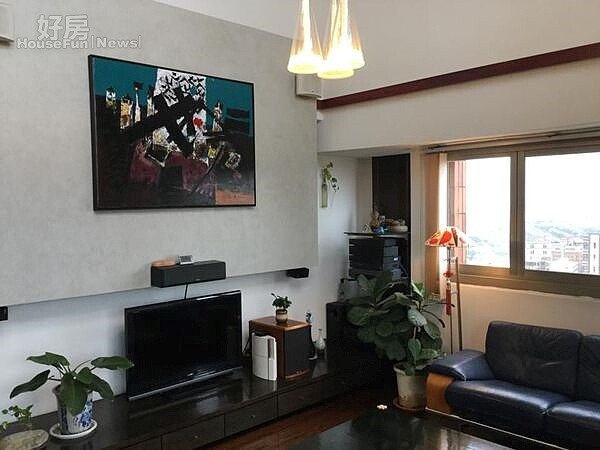 
2.客廳懸掛大幅畫作，主題為風情獨具的煙囪，靈感來自前幾年去歐洲旅遊。