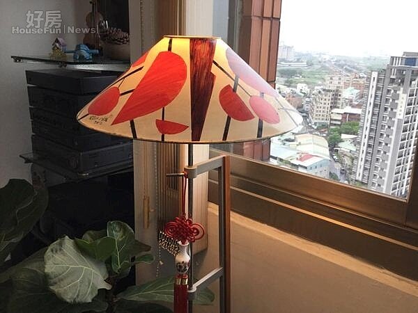 
3.透過閒情手作，將藝術思維植入生活空間，角落的燈罩即為紀老師改造，親手畫、加上簽名，就成了巧妙的藝術品。