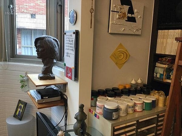 
5.三十多年前，名雕塑家謝棟樑為紀老師所雕塑的頭像，為重要紀念。即使歲月流逝，當年的風采卻未曾褪色。