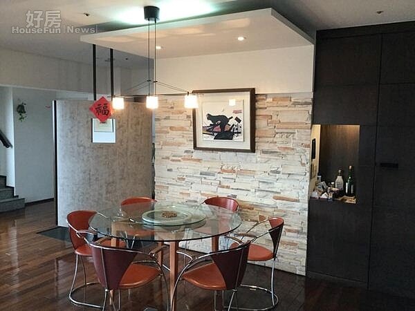 
6.室內每個空間，紀老師的畫作都是最亮眼的焦點。加上全家一起布置，除了美感，還富於溫情。