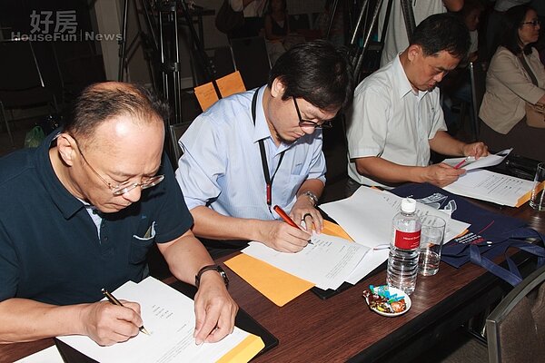 為了生計,自救會成立大會中的所有參與大巨蛋建設的廠商,紛紛簽下連署書。(好房網News記者 張聖奕/攝影)