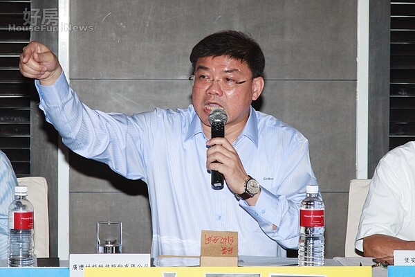 大巨蛋協力廠商自救會會長陳志霖在成立大會中,強力抨擊遠雄與北市府不負責任,讓協力廠商蒙受巨大損失。(好房網News記者 張聖奕/攝影)