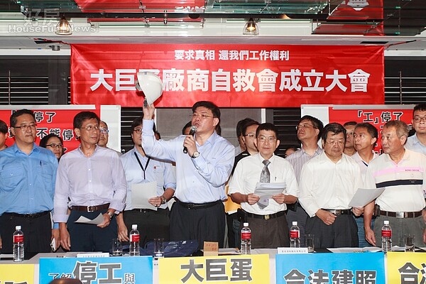 受不了停工所造成的損失,北市府與遠雄不聞不問。大巨蛋協力廠商結合起來組織自救會,要市府與遠雄給個交代。(好房網News記者 張聖奕/攝影)