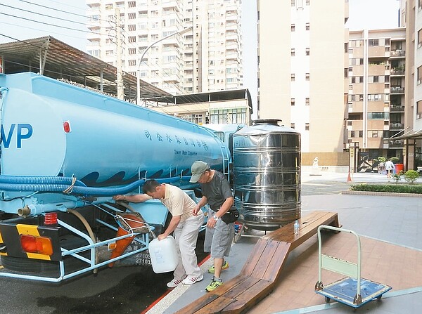 淡水設自來水系統116年後，居民仍受缺水之苦，颱風後停水得拿水桶取水。 記者林昭彰／攝影