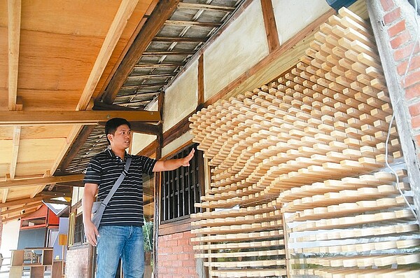 水牛設計部落、正修科大及後壁高中現地創作,將數位參數的創作引進傳統農村建築,令人驚豔。 記者邵心杰/攝影