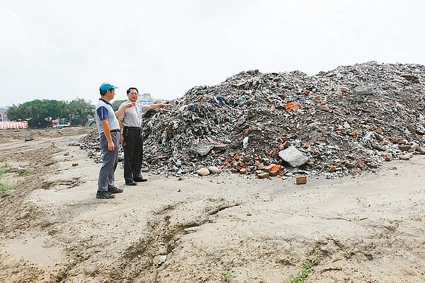 麥寮鄉公所鄉立圖書館預定地,公所人員挖出大量廢棄土。 記者胡瑋芳/攝影