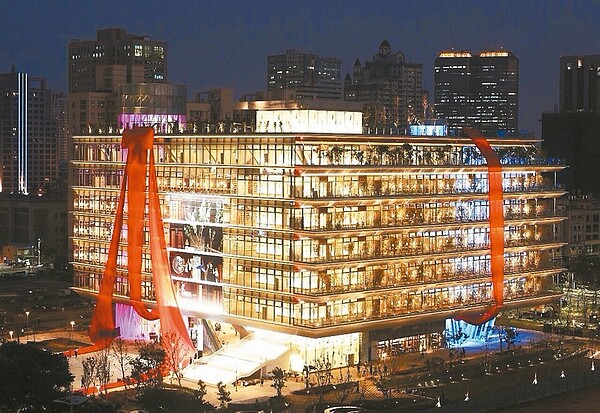 台灣「十大非去不可」圖書館,你去過了嗎?「二○一五台灣十大非去不可圖書館票選」昨揭曉結果,高雄市立圖書館總館、中華飲食文化圖書館、新北市立圖書館等入選。這些圖書館將推薦給國際圖書館協會聯盟,名列「此生必去的一○○一所圖書館」,讓台灣圖書館在國際發光。 圖,本報資料照片