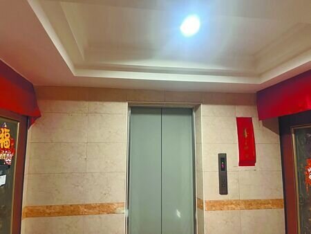 
中央與地方政府強化建築物公共安全檢查制度，如安全梯間若使用木質或其他非耐燃材料裝修，即違反建築法規，須限期改善，否則可處以6至30萬元罰鍰。（吳嘉億攝）
