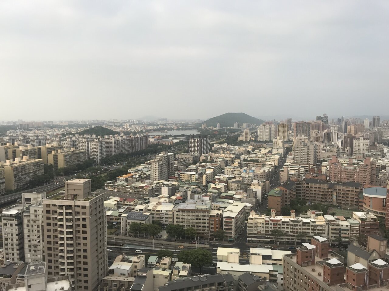 許多首購族常將金管會規定的「無擔保債務上限 22 倍」與房貸倍數混淆。房市示意圖／記者游智文攝影 