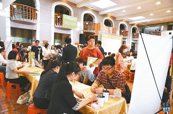 宜蘭縣政府勞工處舉辦「贏得薪機、洋洋得意」大型徵才活動,氣氛很熱烈。(聯合報記者廖雅欣/攝影)