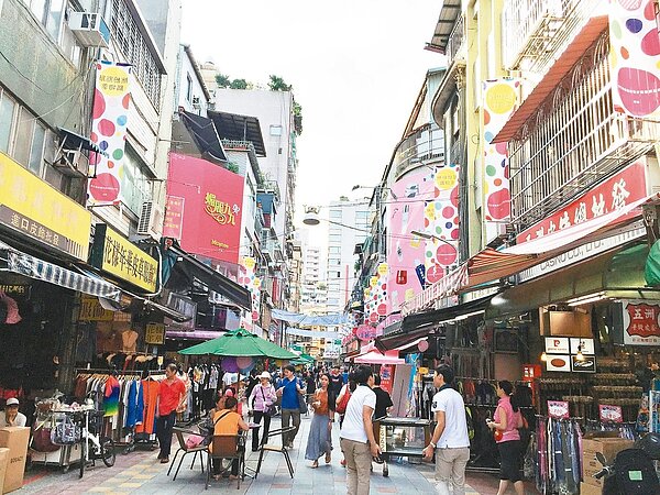 華陰街商圈即日起至本月底推出「繽紛點點購物季」,民眾可把握機會到場搶便宜。 記者陳靖宜/攝影
