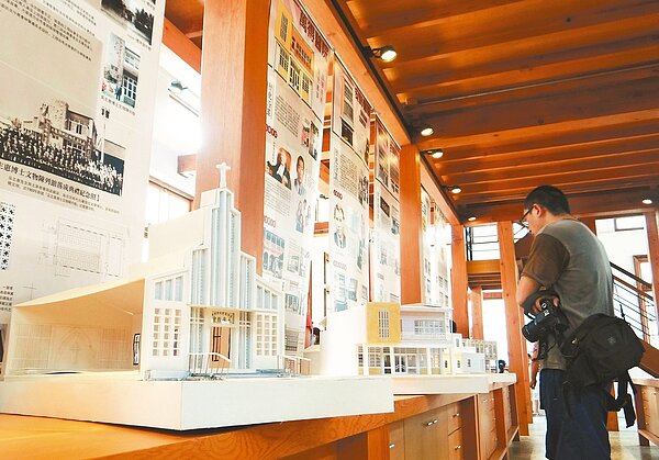 土庫鎮舊公所修建後，內部十分典雅，昨天首場展示土庫老街各主要古建築的模型，頗有看頭。 記者蔡維斌／攝影