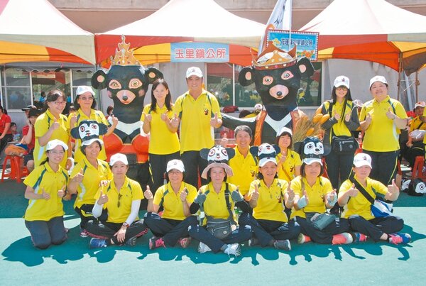玉里推出台灣黑熊大偶，吸引人。 記者段鴻裕／攝影
