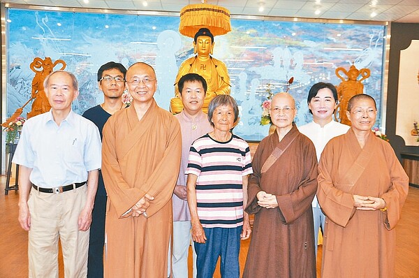 三灣鄉彌陀寺住持釋悟成(前排右二)自小立下照顧長者宏願,經張徐三妹(前排右三)等人協助,歷經十年打造彌陀寺與彌陀村。 記者張裕珍/攝影