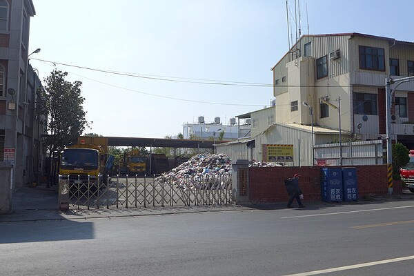 花壇清潔隊一到周末,空地垃圾堆成小山。 記者林敬家/攝影