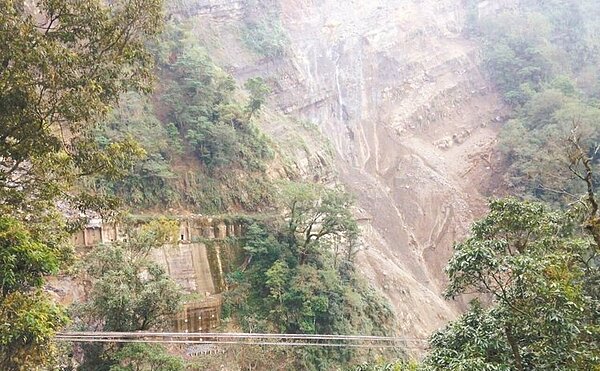 阿里山森鐵42號隧道受颱風影響坍方， 路基大量流失，隧道整個崩塌。（圖／嘉義林管處提供）