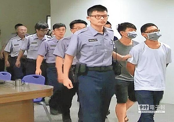 屏東市2女因租屋紛爭,雙方談判破局,一方率眾毆人,還將汽車砸爛放火燒,警方循線帶回7名涉案嫌犯。(中國時報記者潘建志翻攝)