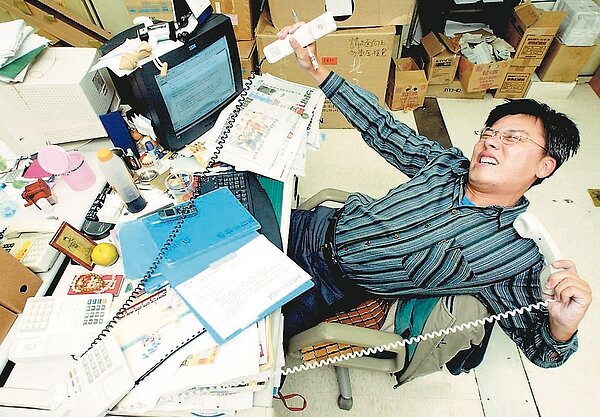 1111人力銀行發表上班族暴走指數調查，九成一的受訪上班族表示自己處於有壓力狀態。 報系資料照