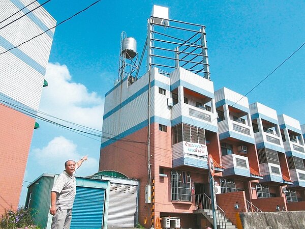 虎溪里一處民宅將樓頂租給基地台業者,引起居民不滿。 記者陳雅玲/攝影