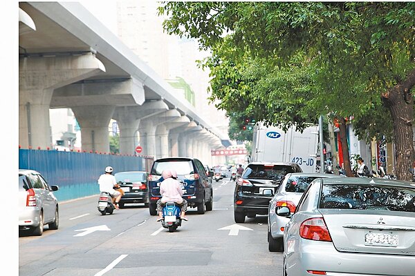 文心路因捷運施工,路旁停車格塗銷,民眾抱怨停車困難,經常整排車違停在紅線上。 記者黃寅/攝影