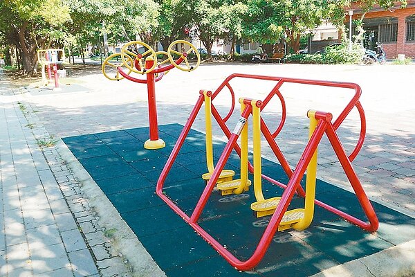 新竹市政府維護公園綠地管轄上的設施,未來公園外的設施將由公所負責。 記者郭政芬/攝影