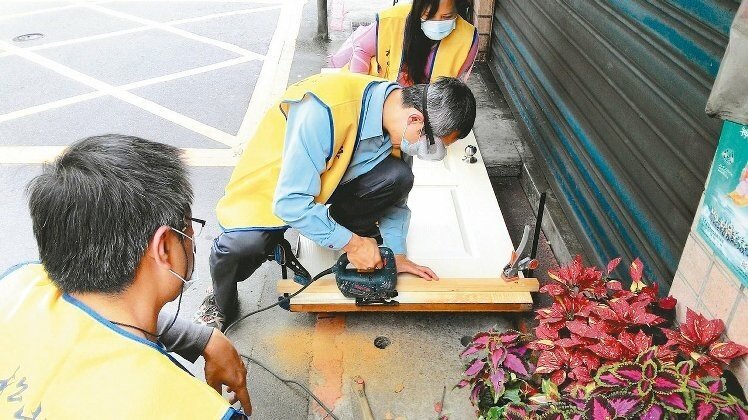 松山社區大學「獻木松山公益修繕社」將學習木工結合公益,為獨居老人修繕房屋設備。 圖/松山社區大學提供