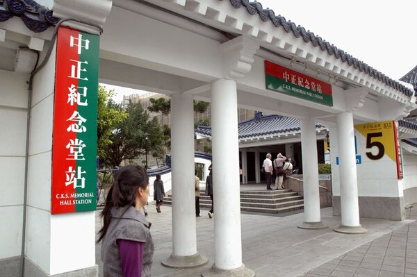 北市議員反應北捷的站名都是中文名稱，對外國遊客相當不友善。 聯合報資料照片