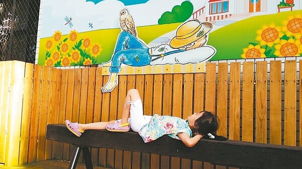 宜蘭縣頭城二城國小的綠色圖書館，為營造閱讀的氛圍，牆上彩繪「湯姆歷險記」繪本的主角，非常生動。 記者廖雅欣／攝影