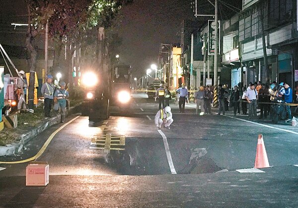 高雄大寮區新厝路160號前昨晚地層下陷,下陷面積約30公尺,深近2公尺,且持續擴大,下方埋有中華電信、中油、台電,自來水管線,全數關閉。 記者陳維鈞/攝影