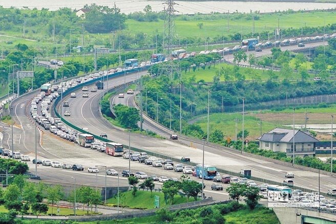 國慶日連假將至,宜蘭縣政府估計將會湧入大量出遊車潮,圖為中秋連假第2天下午,國道5號北上段的塞車狀況。(圖/中時記者李忠一攝)