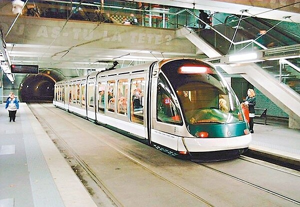 法國史特勞斯堡轉入地下的輕軌電車。( 圖/台中市交通局提供)