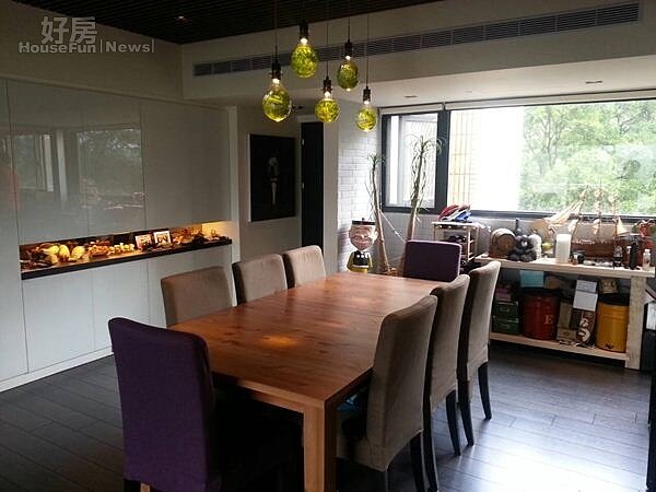 4.木質餐桌搭配水草燈很有質感,左邊大片白色收納櫃其實是鞋櫃,可容納超過一百雙鞋。