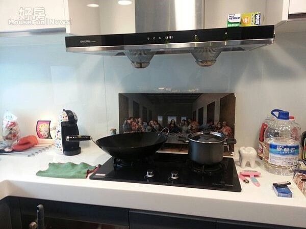 5.廚房裡抽油煙機、瓦斯爐、微波爐、烘碗機、烤箱等應有盡有。