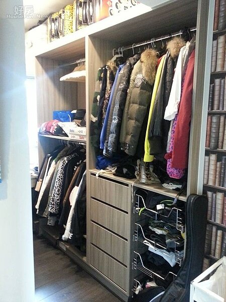 6.小馬把一間房內推做了一間更衣室,方便他與女主人收納衣物。