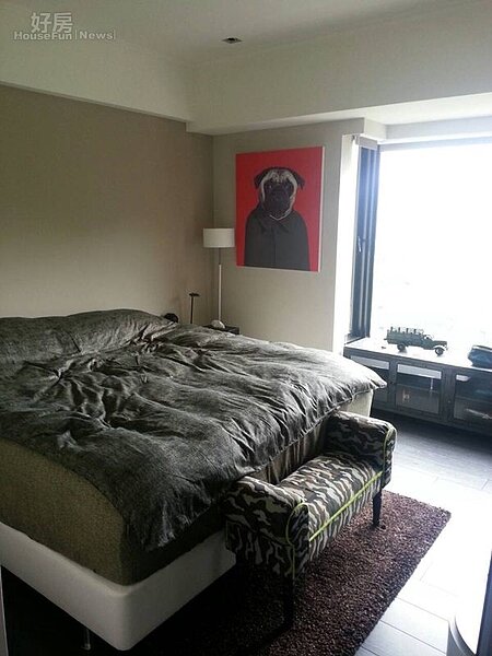 7.主臥室大約6坪,足夠放一張KING SIZE的床,還有一台10幾萬的液晶電視。