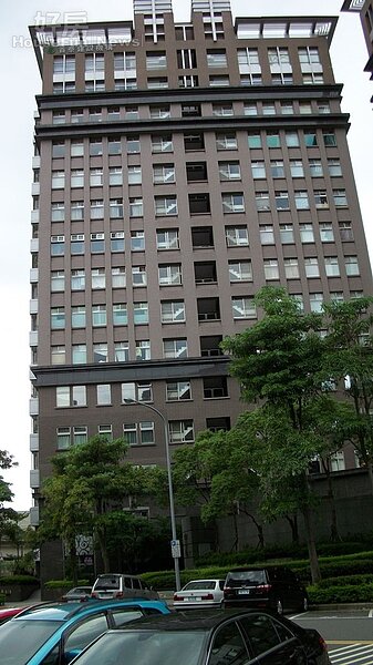 1「甲大直」由首泰建設投資興建，2003年落成。

