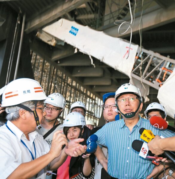 市長柯文哲（右一）昨視察台北藝術中心興建工程，要求明年6月如期完成，不要再成為北市府延宕工程。 記者蘇健忠／攝影