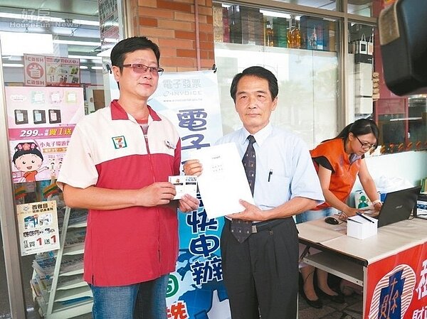 花蓮後火車站的統一超商開出發票1千萬元特別獎,國稅局花蓮分局長黎玉麟(右)前往祝賀。 記者徐庭揚/攝影
