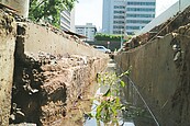 都更挖水道　驚見城牆石