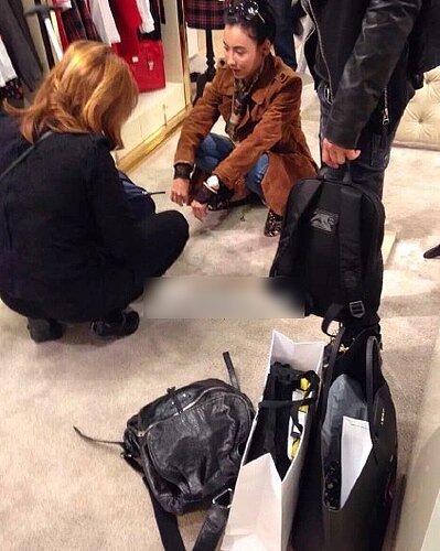 張柏芝在巴黎童裝店隨性蹲地與店員討論衣服。 圖/摘自騰訊娛樂