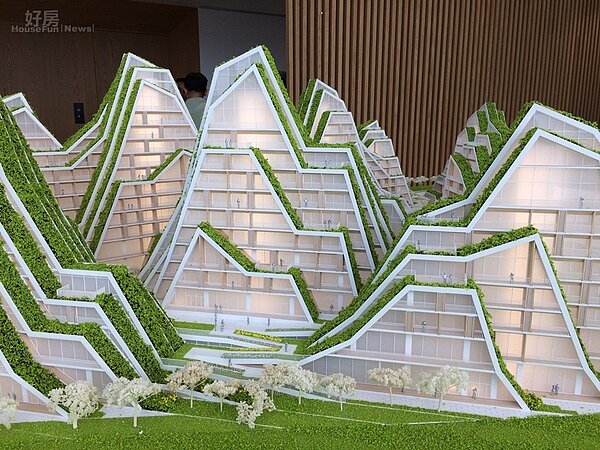 台開集團在花蓮洄瀾灣推出「日出山莊」智慧宅,邱復生採邀請式購買,山型屋首次公開亮相。(吳光中/攝)