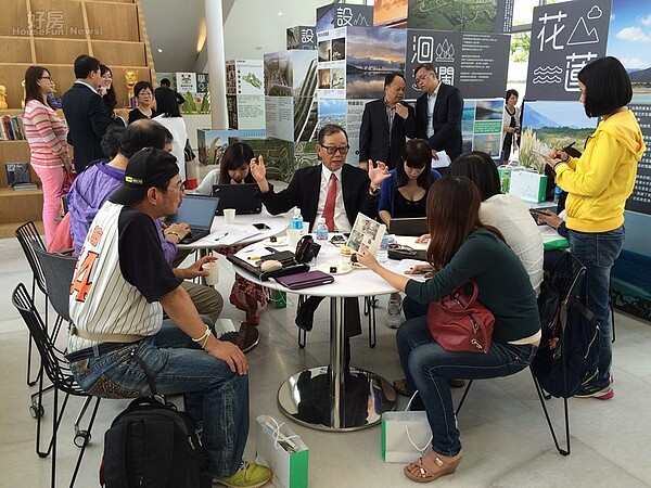 台開集團在花蓮洄瀾灣推出「日出山莊」智慧宅,邱復生採邀請式購買,山型屋首次公開亮相。(吳光中/攝)