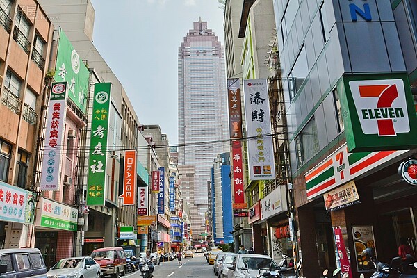 漢口街短短二十公尺內就有三間商旅。(好房網News記者 陳韋帆/攝影)